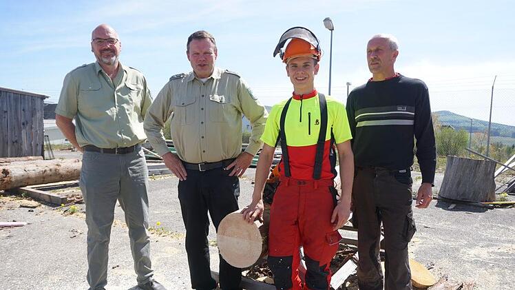 Glückwünsche gab es für den Bayerischen Sieger im Berufswettbewerb der Forstwirte Felix Dürr, den Auszubildenden des Forstreviers Reußendorf. Revierleiter Forstamtmann Manfred Oeldemann  (von links) und Forstdirektor Godfried Schwartz und  Ausbilder und Forstwirtsschaftsmeister Karl-Heinz Reder gratulieren. Foto: Marion Eckert