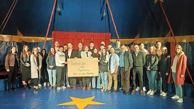 Gruppenfoto mit den anwesenden Sch&uuml;lern und Politikern im Zirkuszelt auf dem Volkersberg.
