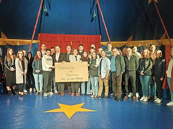 Gruppenfoto mit den anwesenden Schülern und Politikern im Zirkuszelt auf dem Volkersberg.