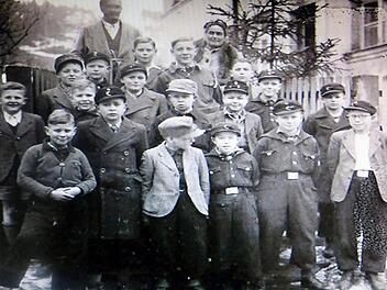 Eine Klasse aus dem KLV-Lager "Stern". Die Jungen tragen nur zum Teil  die Winteruniform der HJ. Ganz oben das Lehrerehepaar K., das nach Kriegsende in Gößweinstein blieb und hier seinen Lebensabend verbrachte.