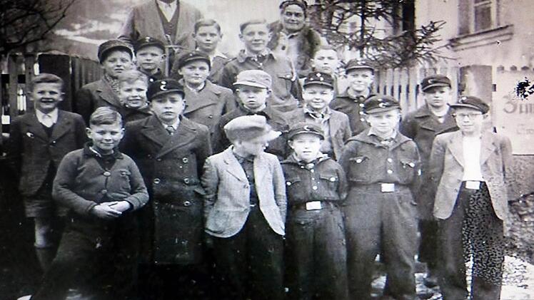 Eine Klasse aus dem KLV-Lager "Stern". Die Jungen tragen nur zum Teil  die Winteruniform der HJ. Ganz oben das Lehrerehepaar K., das nach Kriegsende in Gößweinstein blieb und hier seinen Lebensabend verbrachte.