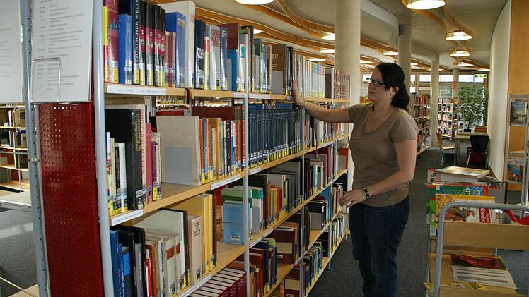 Mit Herzblut ist Denise Dippold im Bibliotheks- und Informationszentrum in Haßfurt bei der Arbeit. In der Berufsschule war sie die Einzige mit Mittelschul-Abschluss. "Aber wer sich hinsetzt und lernt, schafft die Ausbildung, die ihm wichtig ist", weiß sie heute.  Fotos: Sabine Weinbeer