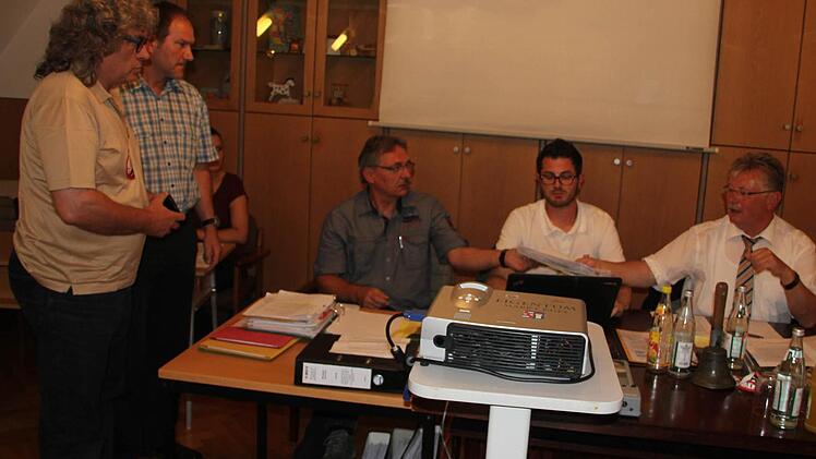 Übergabe der über 1000 Unterschriften der Windkraftgegner an den Bürgermeister. Das Bild zeigt (von links): Helmut Schiffner, Gerhard Sesselmann, Gerhard Hanna, Torsten Michel und Bürgermeister Herbert Schneider. Foto: Friedwald Schedel