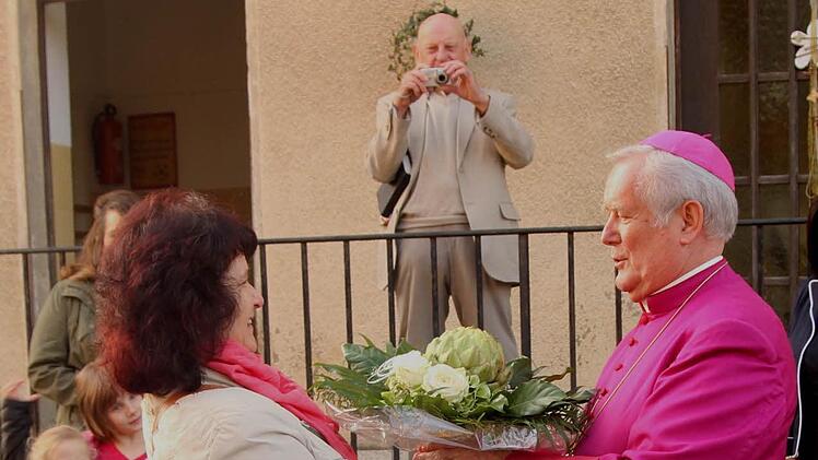 Für die Kirchenverwaltung überreichte Birgit Scharting (links) ein Blumengebinde.
