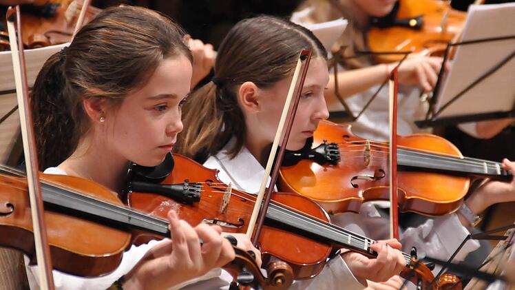 Erfrischend engagiert präsentierte sich das Streichorchester der Musikschule Bad Kissingen.