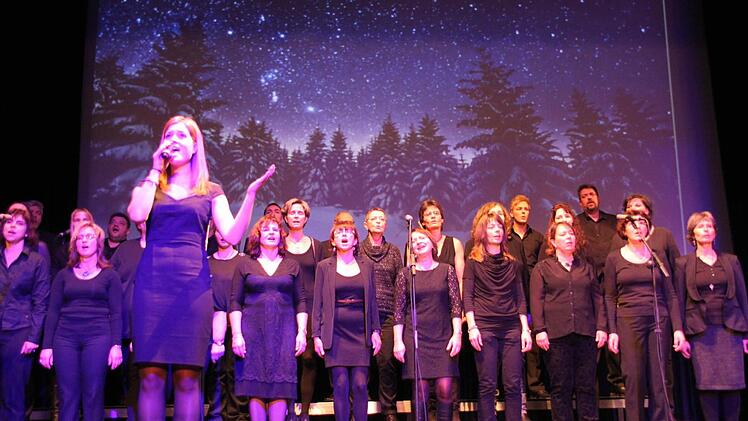 Mit ihrem glockenhellen Sopran zaubert Meike Weigand aus Burgkunstadt bei dem Weihnachtsklassiker "Stille Nacht" eine romantische Stimmung in den Saal. Die Besucher lauschten ergriffen. Foto: Stephan Stöckel.