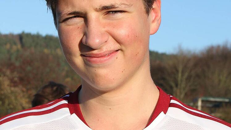 Philipp Knörrer (15) spielt normalerweise bei der JFG Maintal und mimt den Innenverteidiger beim MGF-Team. "Ich spiele sowieso gerne Fußball und mich interessiert es, wie eine andersländige Mannschaft spielt", sagt Philipp Knörrer und möchte bewusst das Wort Ausländer oder Asylbewerber vermeiden. Er ist einfach nur neugierig auf die Afrikaner