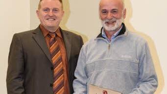 Roland Schlotter (rechts) wurde von Bürgermeister Matthias Klement unter anderem für das Erreichen des 2. Platzes bei den Bayerischen Senioren-Hallenmeisterschaften (AK Herren 70) 2015 ausgezeichnet. Foto: Björn Hein