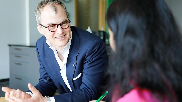 Frank Alexander Kühne, Vorstandsvorsitzender der Raps-Stiftung, im Gespräch mit BR-Redakteurin Dagmar Besand Foto: Matthias Hoch