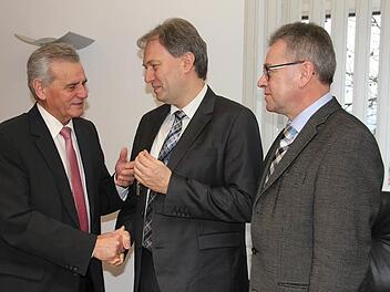 Oswald Marr (links) überreicht an seinem Nachfolger Klaus Löffler den Büroschlüssel. Mit im Bild Stefan Schneider (rechts), der auch weiterhin als Büroleiter viele Fäden in der Hand halten wird. Foto: Veronika Schadeck