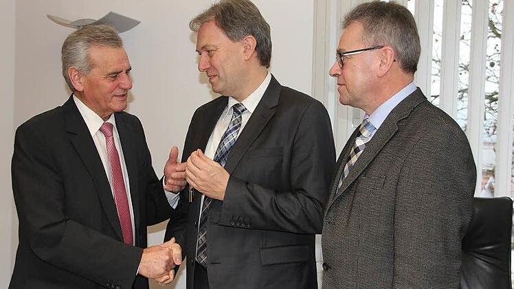 Oswald Marr (links) überreicht an seinem Nachfolger Klaus Löffler den Büroschlüssel. Mit im Bild Stefan Schneider (rechts), der auch weiterhin als Büroleiter viele Fäden in der Hand halten wird. Foto: Veronika Schadeck