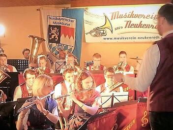 Nach monatelangen Proben ist der Neukenrother Musikverein mit dem Kreisdirigenten Roman Steiger für das Jahreskonzert am 11. und 12. März im katholischen Pfarrzentrum Neukenroth gut gerüstet. Foto: Gerd Fleischmann