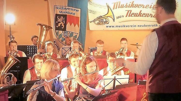 Nach monatelangen Proben ist der Neukenrother Musikverein mit dem Kreisdirigenten Roman Steiger für das Jahreskonzert am 11. und 12. März im katholischen Pfarrzentrum Neukenroth gut gerüstet. Foto: Gerd Fleischmann