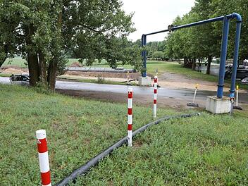 Das Foto lässt erkennen, dass die Funkmast-Baustelle direkt an den "Neptun"-Parkplatz angrenzt, aber auch an die unverbaute Natur der Buger Wiesen. Foto: Barbara Herbst