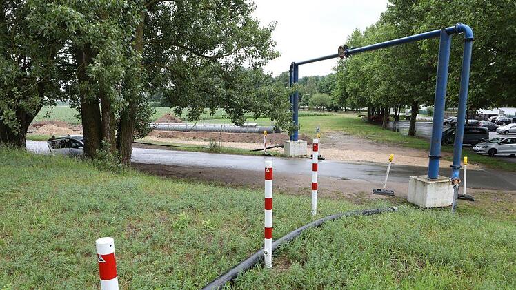 Das Foto lässt erkennen, dass die Funkmast-Baustelle direkt an den "Neptun"-Parkplatz angrenzt, aber auch an die unverbaute Natur der Buger Wiesen. Foto: Barbara Herbst