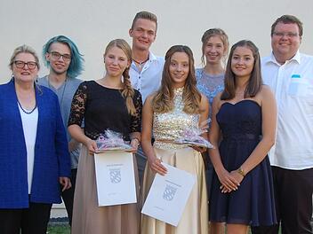 Freifrau Ulrike von und zu der Tann, Rektorin der Freiherr-von-Lutz Mittelschule Münnerstadt (von links) war ebenso stolz auf die hervorragenden Leistungen ihrer Schüler Christian Kehl, Nele Schneider, Tim Röder, Michelle Steinfeld, Maike Hein und Kim Hein wie Andreas Trägner, Bürgermeister der Stadt Münnerstadt.  Foto: Manfred Mellenthin