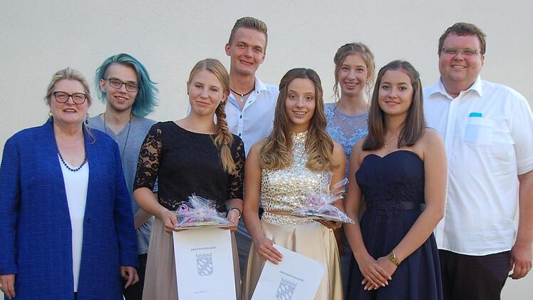 Freifrau Ulrike von und zu der Tann, Rektorin der Freiherr-von-Lutz Mittelschule Münnerstadt (von links) war ebenso stolz auf die hervorragenden Leistungen ihrer Schüler Christian Kehl, Nele Schneider, Tim Röder, Michelle Steinfeld, Maike Hein und Kim Hein wie Andreas Trägner, Bürgermeister der Stadt Münnerstadt.  Foto: Manfred Mellenthin