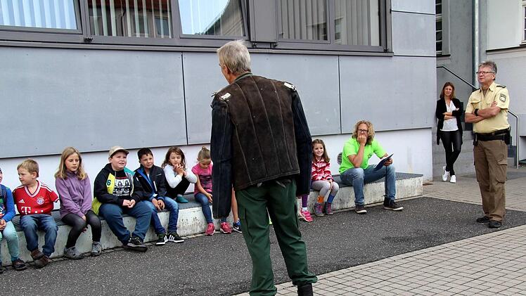 Ferienkinder bei der Herzogenauracher Polizei  Foto: Richard Sänger