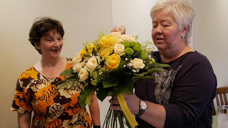 Von der evangelischen Kirchengemeinde Fechheim überraschte  Christa Schamberger (rechts) "Fema-Mama" Heidrun Mücke mit einem herrlichen Blumenstrauß. Foto: Manja von Nida