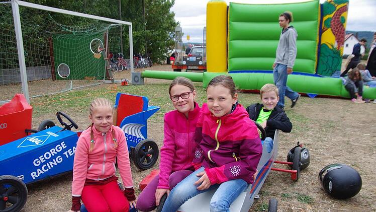 Julia Zipfel, Leonie Zipfel, Lotta Trunk und Lucas Heublein hatten viel Spaß beim siebten Wolfsdorfer Seifenkisten-Rennen.Foto: Thomas Hümmer