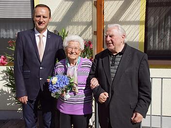 Martha Firmbach feierte am Dienstag in Limbach ihren 100. Geburtstag. Dazu gratulierten neben Bürgermeister und stellvertretendem Landrat Michael Ziegler (links) und Pfarrer Ottmar Pottler auch viele Nachbarn und Freunde.Sabine Weinbeer