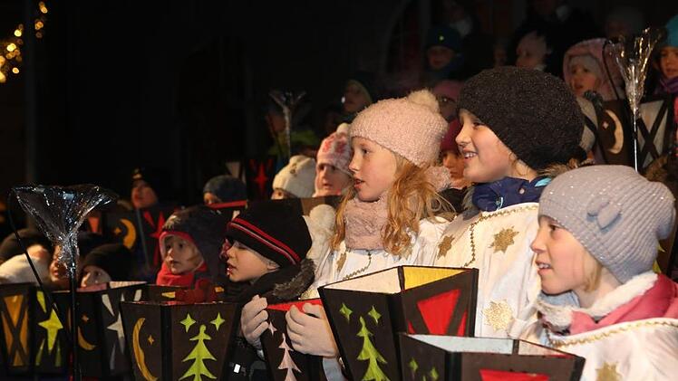Der Chor der Grundschule Neuses sang Weihnachtslieder. Foto: Barbara Herbst