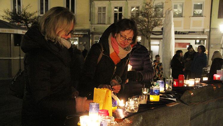 Auf dem Brunnenrand brannten Kerzen. Viele Kulmbacher entzündeten ein Licht für den Frieden. Foto: Sonny Adam