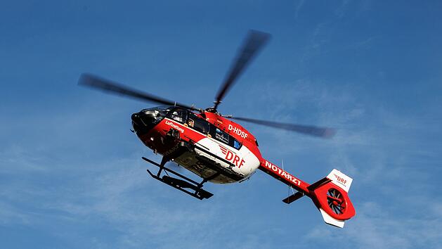 Auto kracht im Kreis Bad Kissingen in Hausecke - Fahrer (19) schwer verletzt