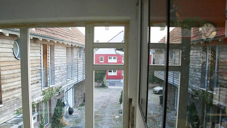 Das Gebäude spiegelt sich im Fenster.