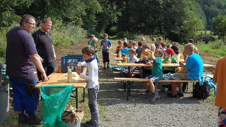 An der Reither Mühle sorgten Matthias Zwecker und Christian Schröder vom Bauhof mit Würstchen für eine leckere Brotzeit.