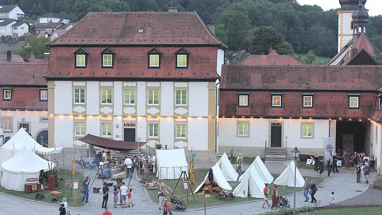 Auf dem Platz vor der Verwaltungsgemeinschaft hatte die Historische Bürgerwehr aus Kronach ihr Lager errichtet.