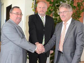 Das neue Schulleitertandem, von links, Rektor Reinhard Horn und Konrektor Thomas Müller wurden von Schulamtsdirektor Uwe Dörfer (rechts) in ihr Amt eingeführt. "Teamgeist sei gefragt, Einzelkämpfer an der Spitze sind heute nicht mehr gefragt", so Uwe Dörfer. Foto: K.-H. Hofmann