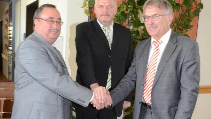 Das neue Schulleitertandem, von links, Rektor Reinhard Horn und Konrektor Thomas Müller wurden von Schulamtsdirektor Uwe Dörfer (rechts) in ihr Amt eingeführt. "Teamgeist sei gefragt, Einzelkämpfer an der Spitze sind heute nicht mehr gefragt", so Uwe Dörfer. Foto: K.-H. Hofmann