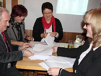Günther Geiling, Birgit Finzel, Susanne Barthelmann und Sandra Schramm (von links) beim Auszählen der Stimmzettel.
