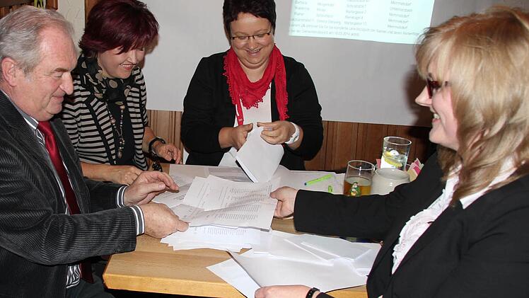 Günther Geiling, Birgit Finzel, Susanne Barthelmann und Sandra Schramm (von links) beim Auszählen der Stimmzettel.