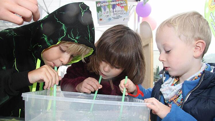 Traubenschlürfen mit dem Strohhaln ist gar nicht so leicht, stellten Lukas Meile (8), Klara (7) und Justus Prachleitner (6) fest Foto: Sonja Adam