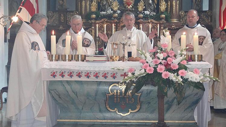 Franziskusfest mit Bambergs Erzbischof Ludwig Schick in der Klosterkirche am Kreuzberg. Von links: Pater Gero Kotschy, Pater Eberhard Sievers, Erzbischof Schick und Guardian Pater Stanislaus Wentowski.