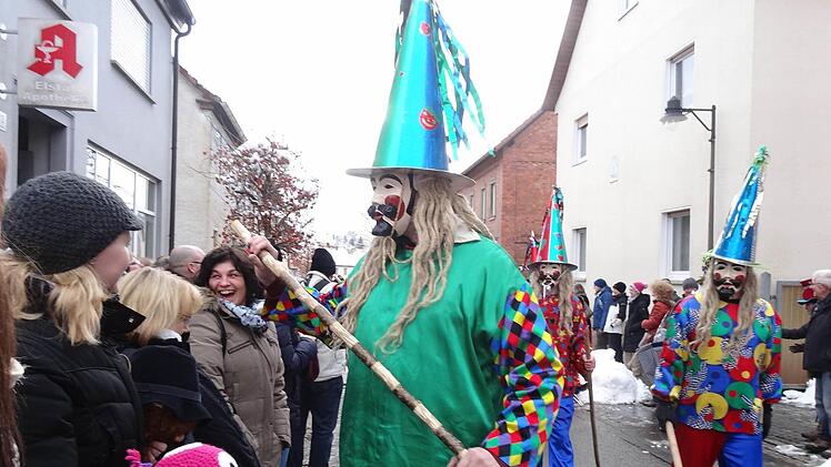 Einer der Ginolfser "Spitzhüte" auf Abwegen ins Publikum.  Foto: Marion Eckert