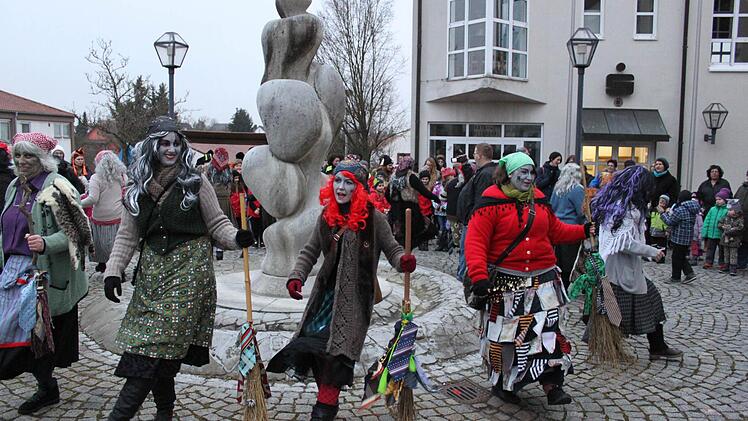 Noch ein kesses Tänzchen und dann zieht das närrische Volk weiter zur Party in die Disco.
