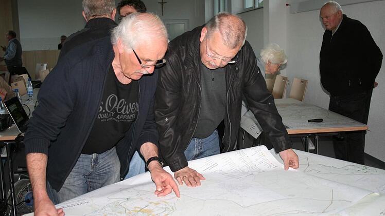 Konrad Kirchner (links) und Wolfgang Mahlmeister studieren das Kartenmaterial. Foto: Gabriele Sell