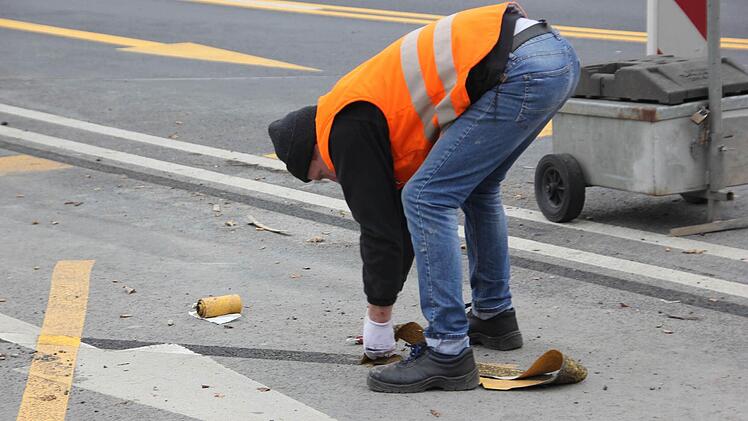 Das Entfernen der gelben Markierung ist mühsam.  Foto: Friedwald Schedel