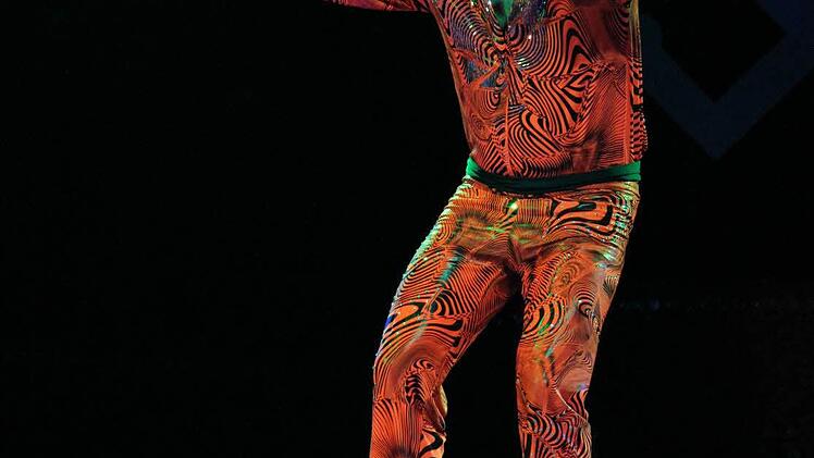 Bei der Balance-Nummer wirkte die ganze Familie mit: Der Papa balancierte auf der Rolle, Tochter Latoya s auf seinen Schultern.