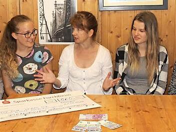 Im Bauwagen, dem Jugendtreff, unterhalten sich Jana, Sophia (von links), Laura und Annika (von rechts) mit Marion Müller. Sie erzählt über ihre Arbeit in der Klinik, die kranken Kinder und Aktionen.  Foto: Johanna Blum