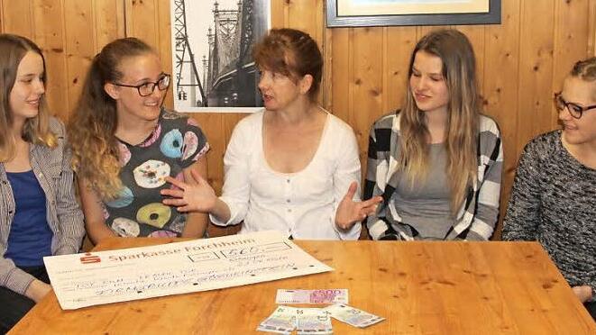 Im Bauwagen, dem Jugendtreff, unterhalten sich Jana, Sophia (von links), Laura und Annika (von rechts) mit Marion Müller. Sie erzählt über ihre Arbeit in der Klinik, die kranken Kinder und Aktionen.  Foto: Johanna Blum