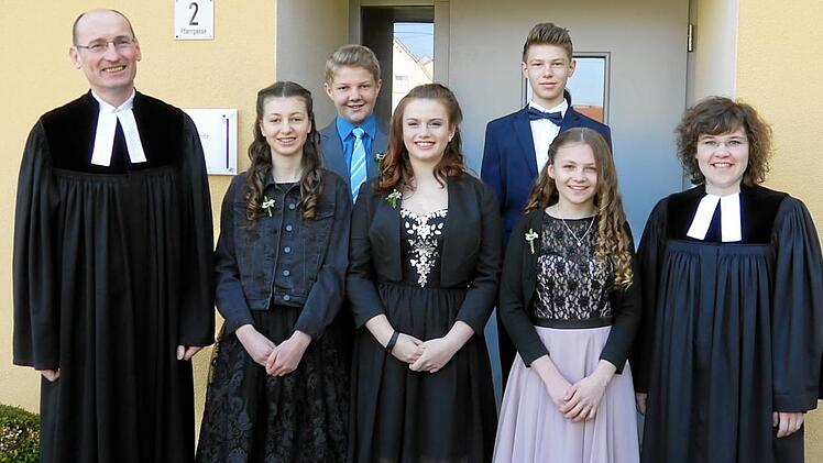 Ermershausen —  Den Tag ihrer Konfirmation begingen in der Kirche von Ermershausen (von links) Anna Pötsch, Hannes Grumhaus, Lorraine Pötsch, Levin Reich und Emelie Korb. Auf den großen Festtag vorbereitet hatte die jungen Christen Pfarrer Martin Popp-Posekardt aus Maroldsweisach (links). Ihren ersten Abendmahlsgottesdienst feierten sie mit der neuen Pfarrerin Christina Lungfiel (rechts).  Foto: Klemens Albert