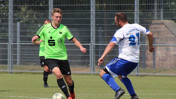 Vestekicker Henrik Guhling wird vom Ketschendorfer Fabian Griebel im Mittelfeld attackiert.  Foto: Hartmut Guhling