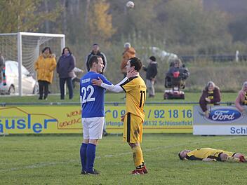 Trailsdorfs Christoph Heumann (blaues Trikot) und sein Thüngfelder Gegenüber David Schuster waren Teil eines Fußball-Spektakels, das alle Beteiligten aus den Socken gehauen hat.  Foto: Markus Schütz/anpfiff.info