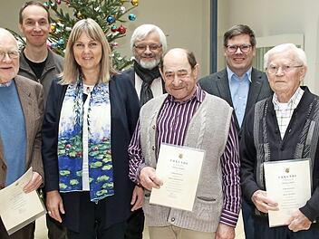 Die Stadt Coburg zeichnete drei Feldgeschorene für eine 25-jährige ehrenamtliche Tätigkeit aus (von links): Harro Erdmann, Geometer Mathias Lux, Birgit Weber, Jürgen Melzer, Siegfried Geuß, Leiter Amt für Digitalisierung, Breitband und Vermessung, Thomas Hegen, Otto Riedl und Helmut Fischer.  Foto: Desombre