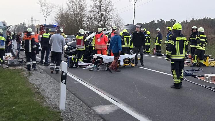 Drei Verletzte: Schwere Frontalkollision zwischen BMW und Kleintransporter
