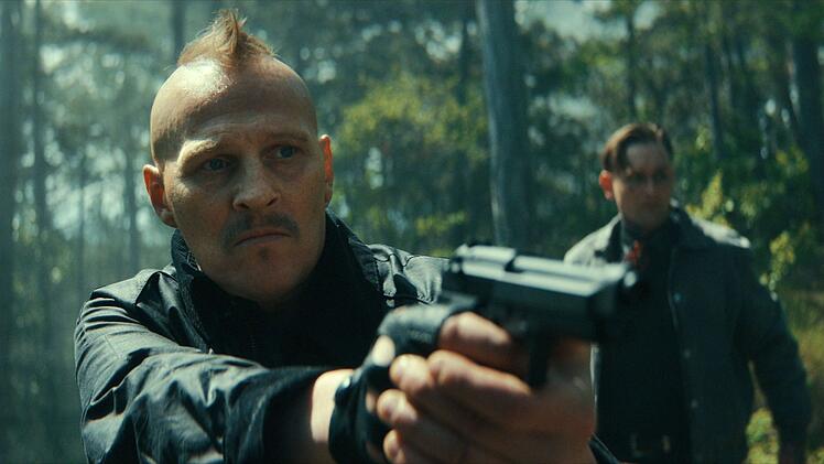 Rio (Lukas Watzl, hinten) und Zwanzger (Georg Friedrich) sahen zuletzt ziemlich tot aus, doch Unkraut vergeht offenbar nicht. Die Wiener Trottel-Gauner sind ebenfalls hinter der M&uuml;nze her - und hinter Charly, Joseph und ihren Lieben ...